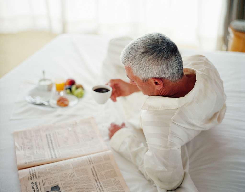 Hotel Occidental Praha Wilson Camera foto A man reading a newspaper