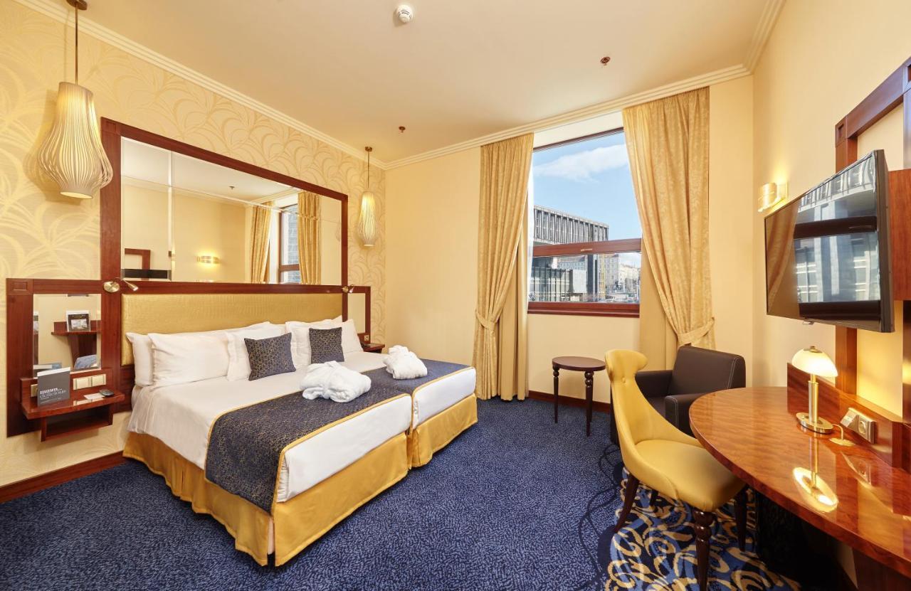 Hotel Occidental Praha Wilson Esterno foto A room at the hotel