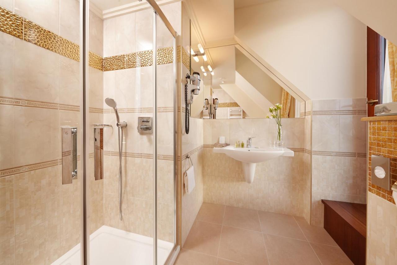Hotel Occidental Praha Wilson Esterno foto Bathroom with shower and bath