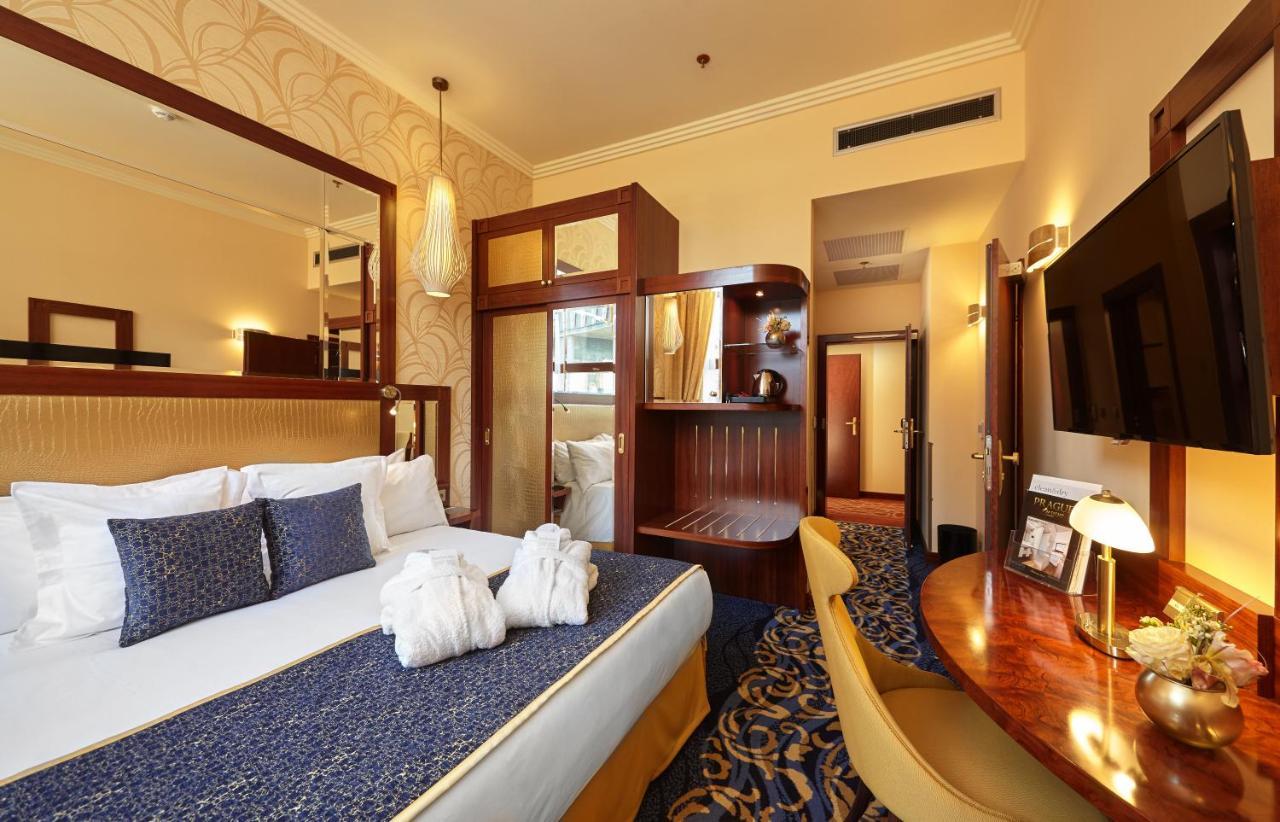 Hotel Occidental Praha Wilson Esterno foto Family room