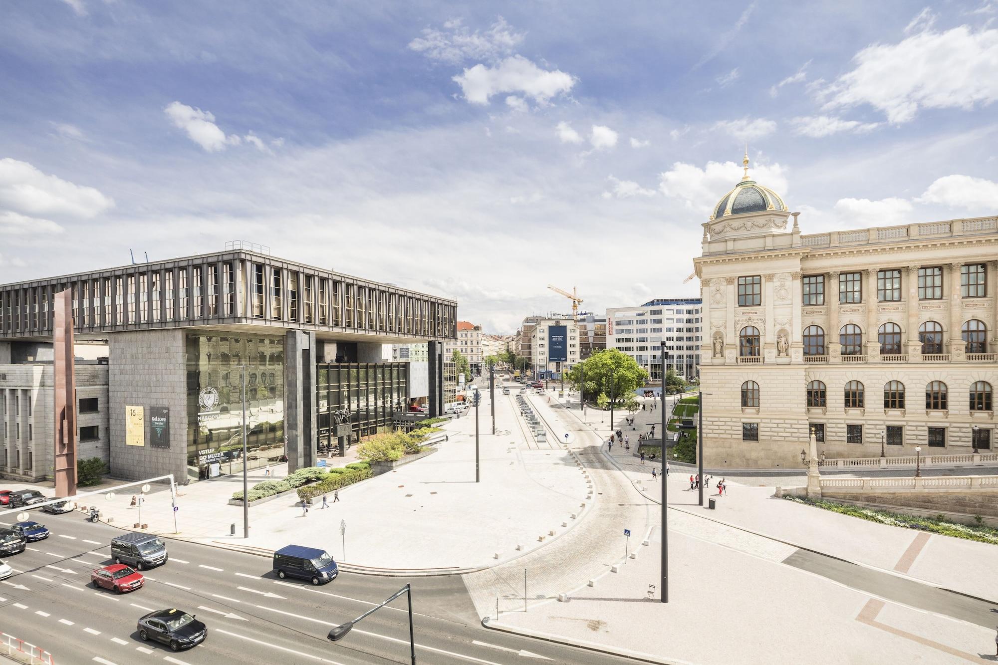 Hotel Occidental Praha Wilson Esterno foto The new station