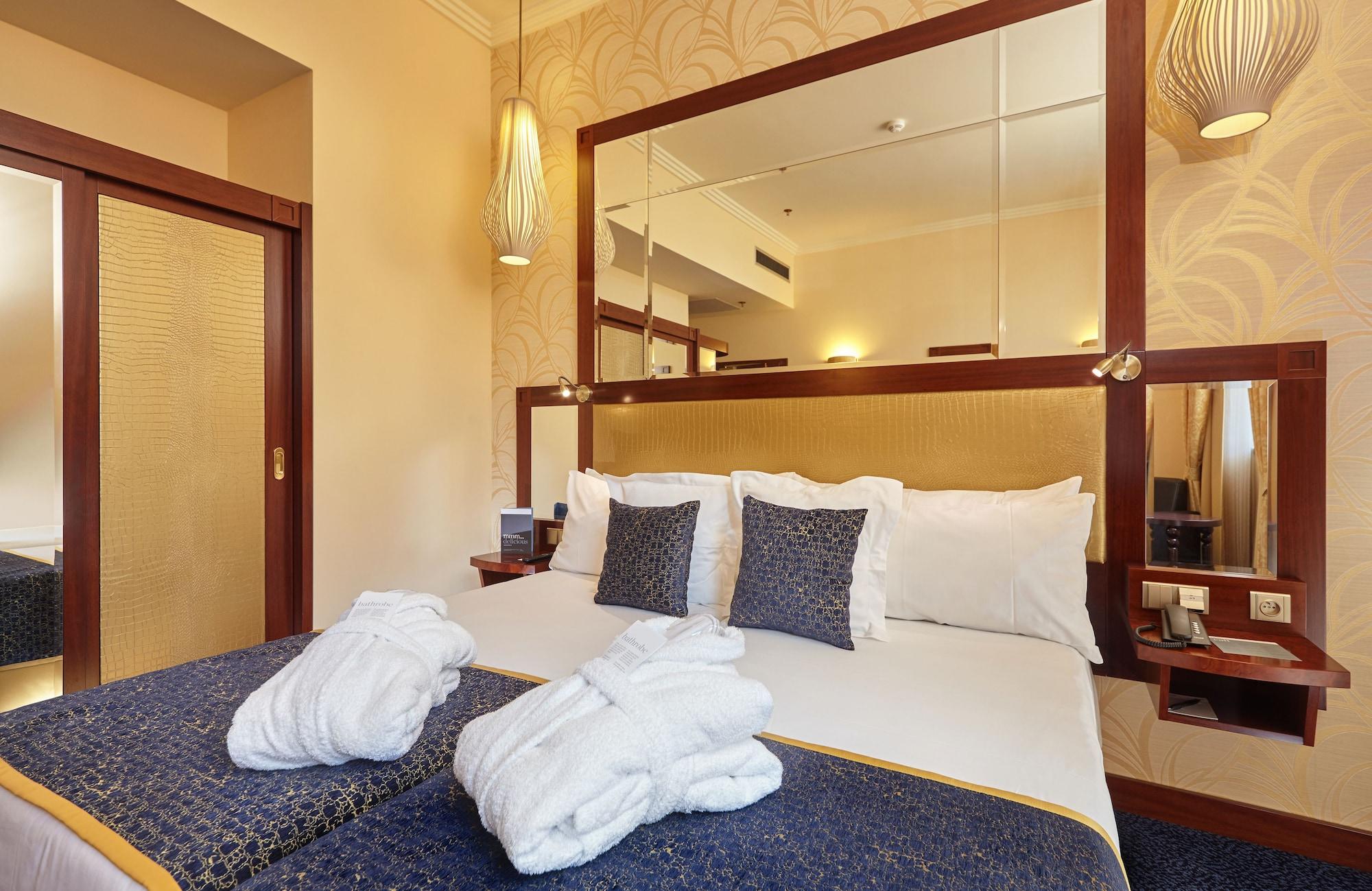 Hotel Occidental Praha Wilson Esterno foto A bedroom at the hotel
