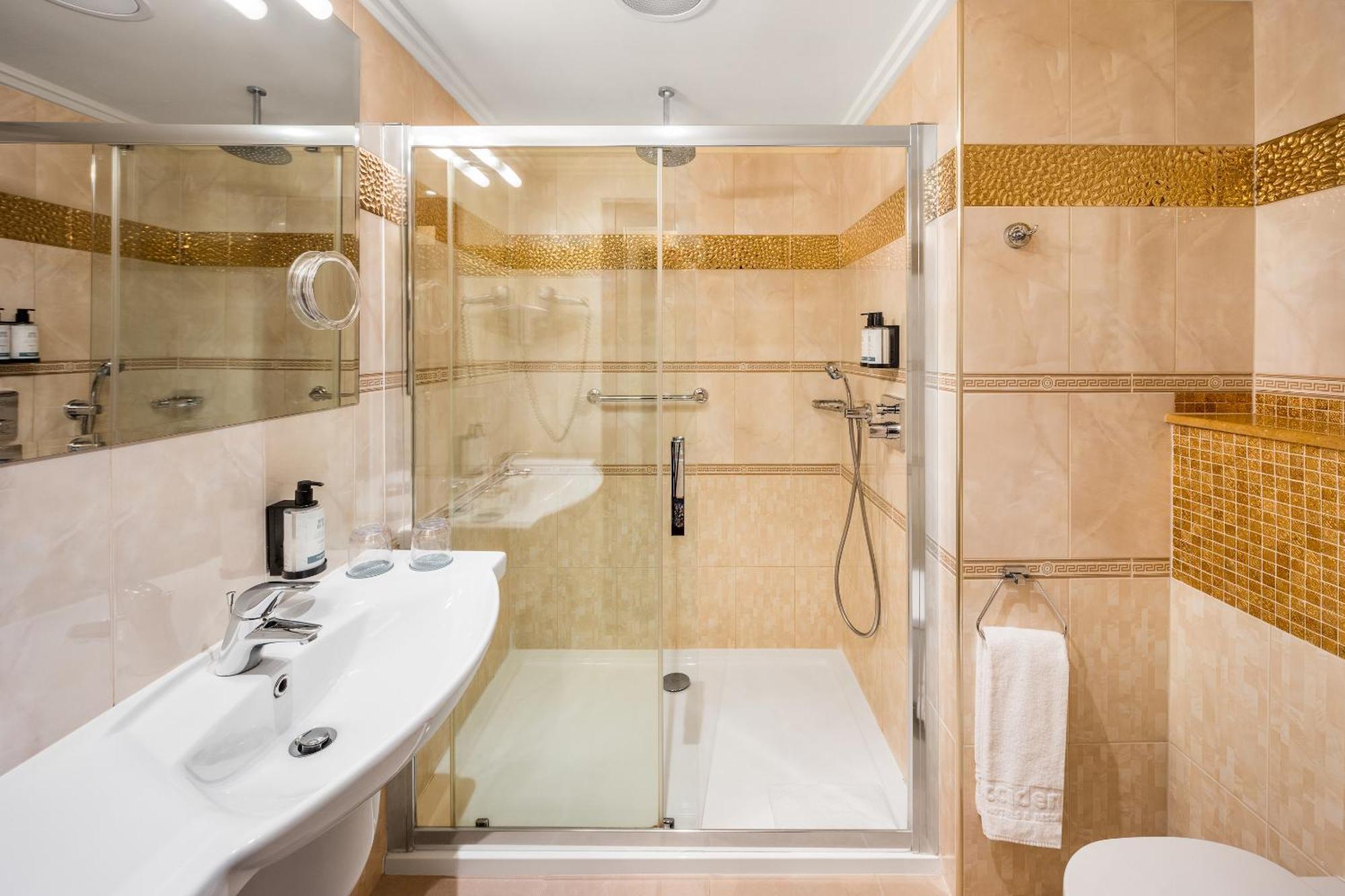 Hotel Occidental Praha Wilson Esterno foto A shower enclosure