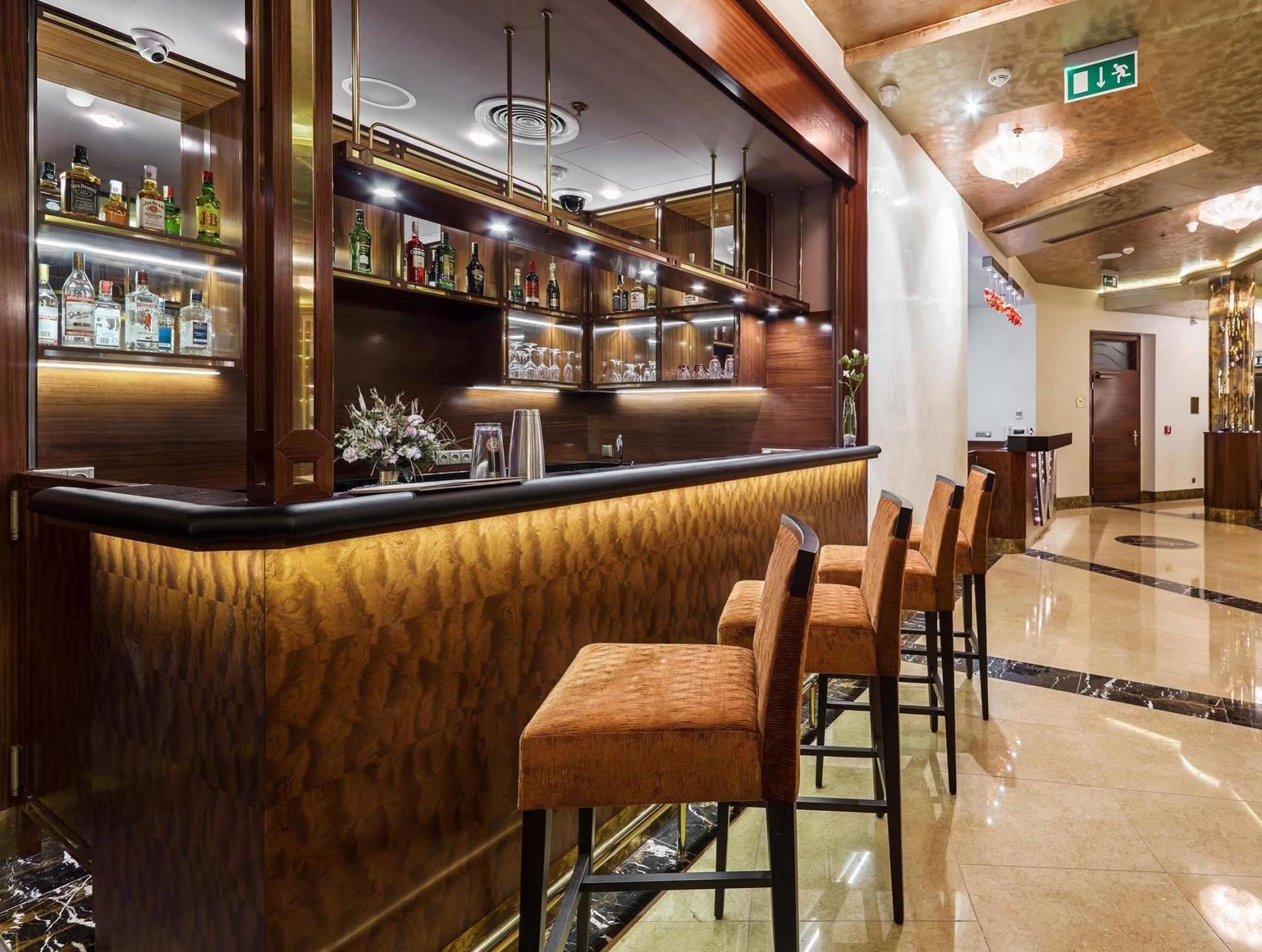 Hotel Occidental Praha Wilson Esterno foto The bar at the lounge