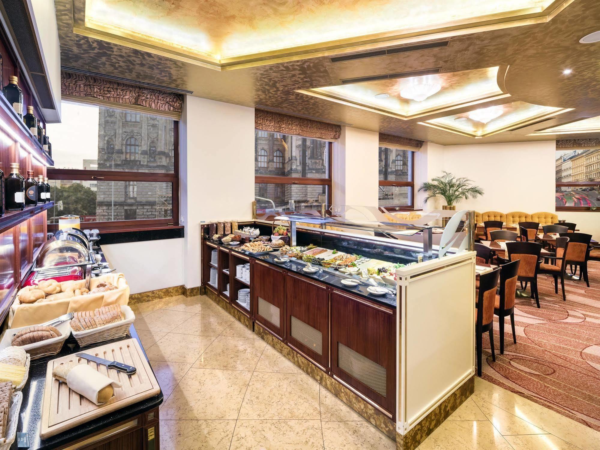 Hotel Occidental Praha Wilson Esterno foto The restaurant