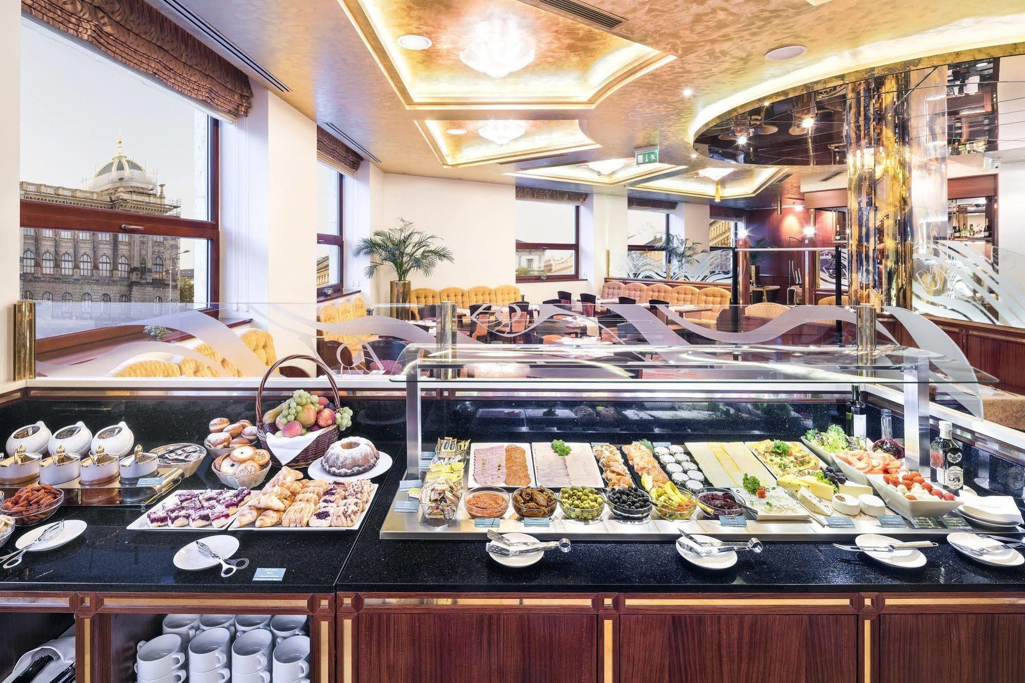 Hotel Occidental Praha Wilson Esterno foto A buffet at a hotel