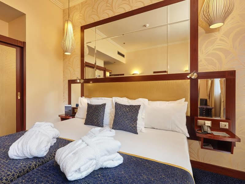 Hotel Occidental Praha Wilson Esterno foto A bedroom at the hotel