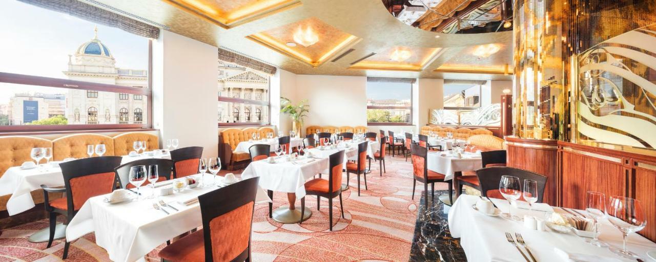 Hotel Occidental Praha Wilson Esterno foto The restaurant