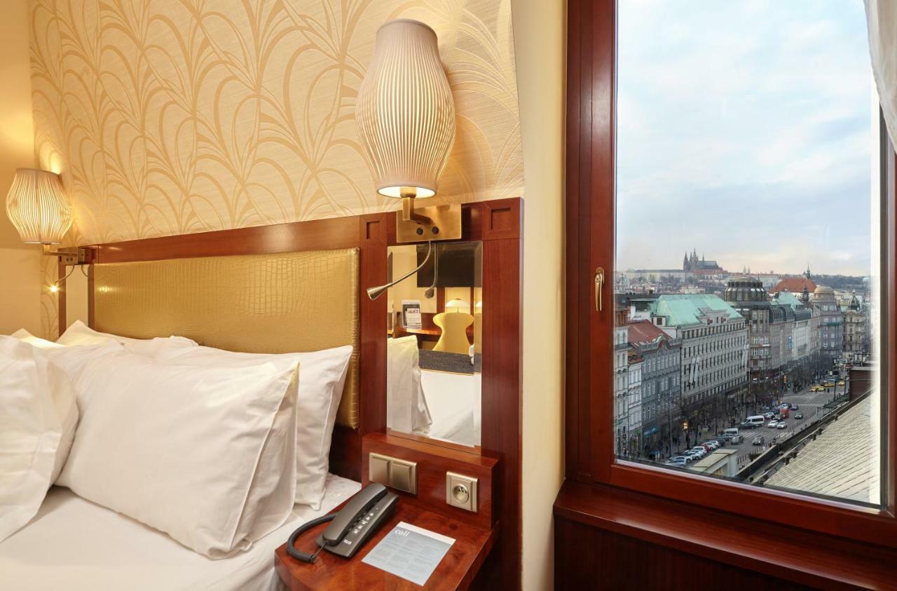 Hotel Occidental Praha Wilson Esterno foto A room at the hotel