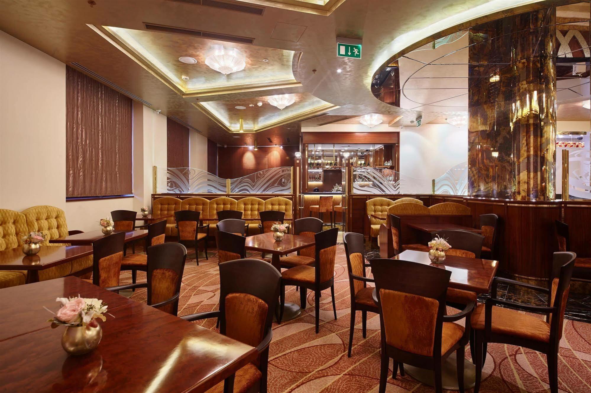 Hotel Occidental Praha Wilson Esterno foto The interior of the restaurant