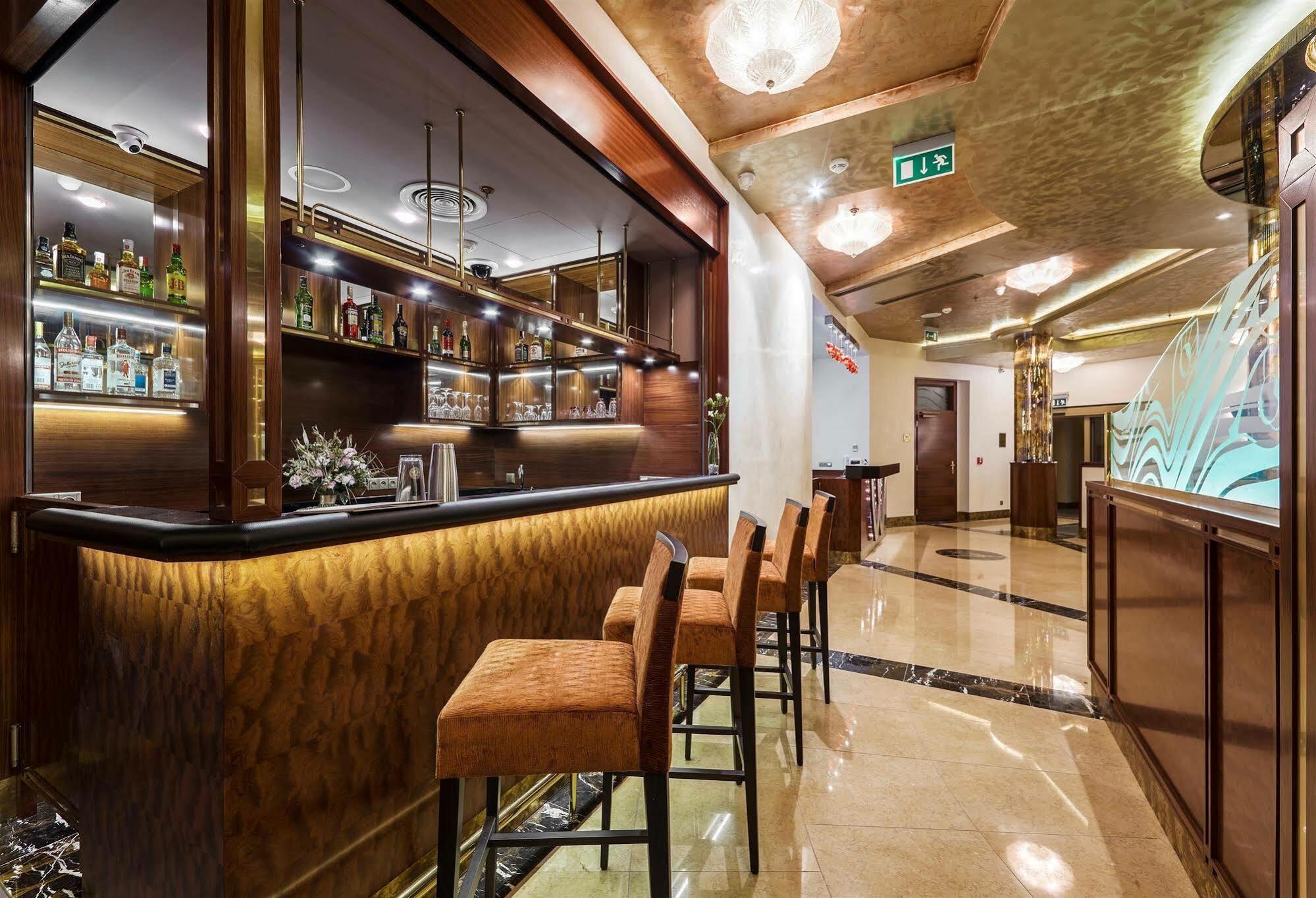 Hotel Occidental Praha Wilson Esterno foto The bar at the lounge